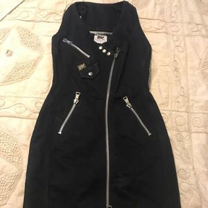 Size 9 zipper dress fits a little tighter